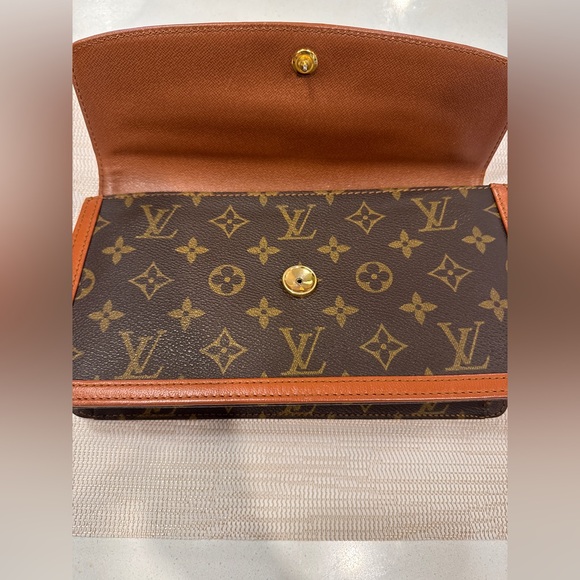 Louis Vuitton Monogram Pochette Dame - Picture 9 of 15